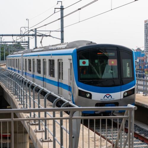 Ga metro số 1 TP.HCM sôi động, người dân háo hức trải nghiệm