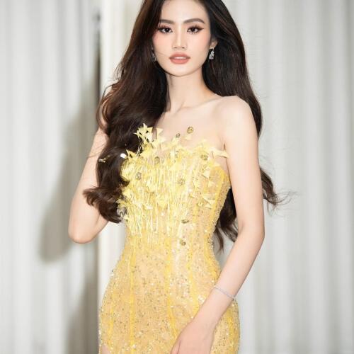 Hoa hậu Ý Nhi gặp sự cố khi catwalk